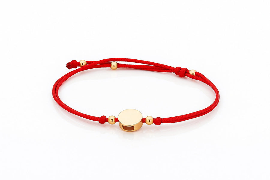 Raudono siūlo apyrankė su auksiniu pakabuku