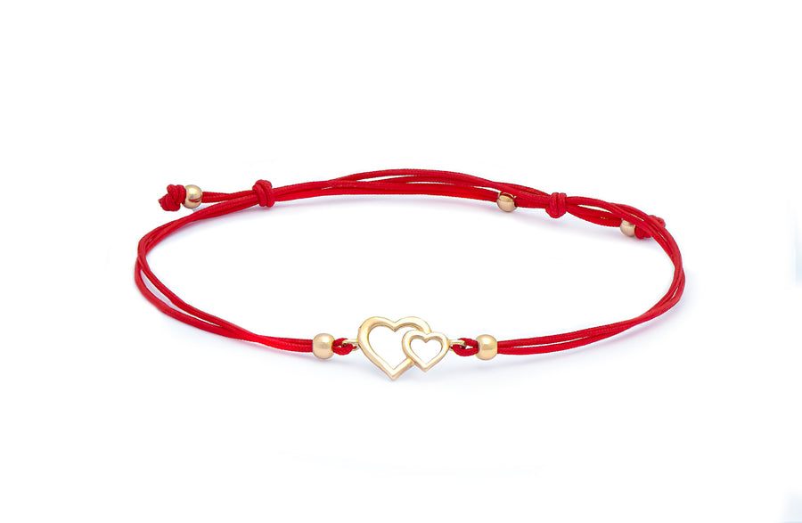 Raudono siūlo apyrankė su auksiniu pakabuku